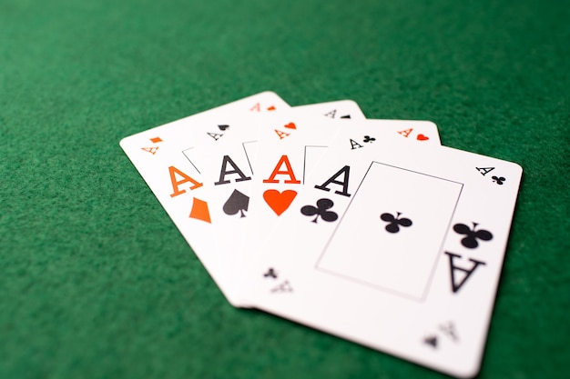 Gioco del poker. quattro assi sul tavolo verde