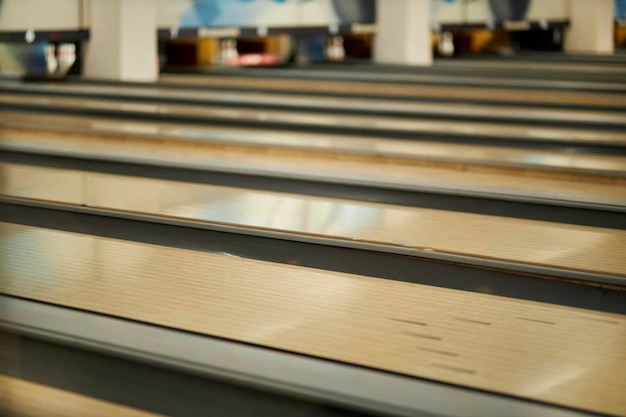 Gioco di bowling nel centro sportivo molte piste da bowling Gioco nel club di bowling Serata di bowling