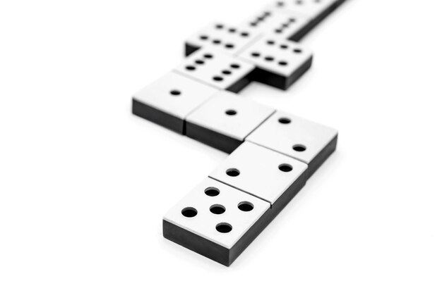 gioco di domino su sfondo bianco