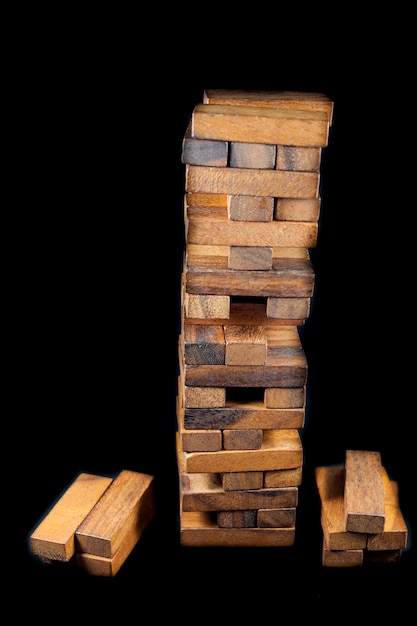 Gioco di legno torre equilibrio su sfondo nero