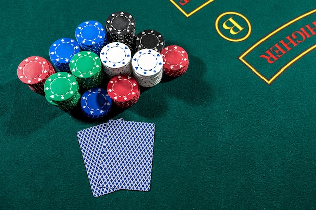 Gioco di poker. Chip e carte sul tavolo verde
