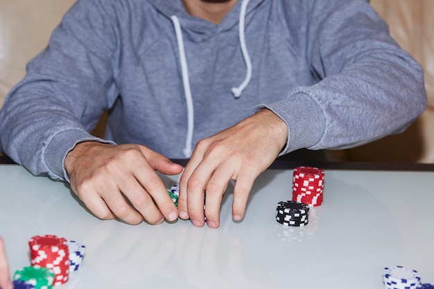 Gioco di poker con fiches sul tavolo Godersi il momento della disintossicazione digitale con gli amici