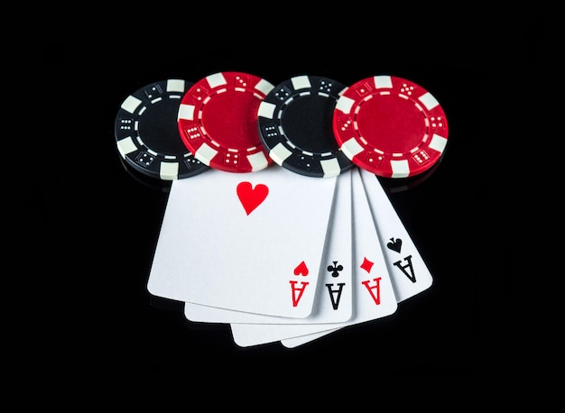 Gioco di poker con una combinazione di quattro o quad. Chip e carte sul tavolo nero nel poker club