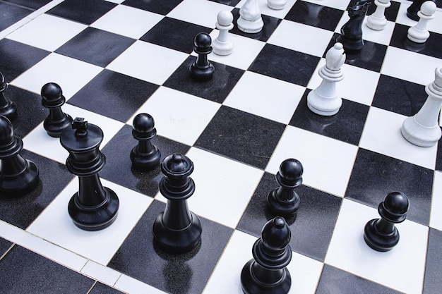 Gioco di scacchi Decisione strategica che fa Piano e concetto di concorrenza