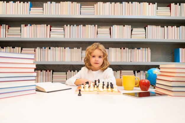 Gioco di scacchi per bambini Bambino che gioca a scacchi Giochi e attività per bambini