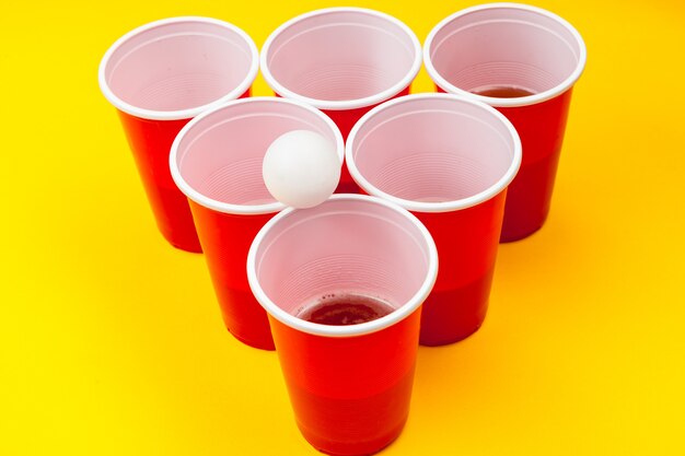 Gioco di tazze Beer Pong sul tavolo