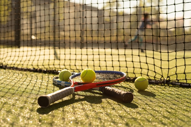 Gioco di tennis. Pallina da tennis con racchetta sul campo da tennis. Sport, concetto di ricreazione.