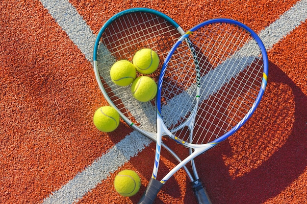 Gioco di tennis. Palline da tennis e racchette sullo sfondo.