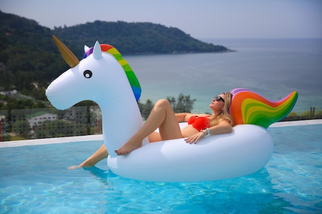 Gioco in piscina contro il mare