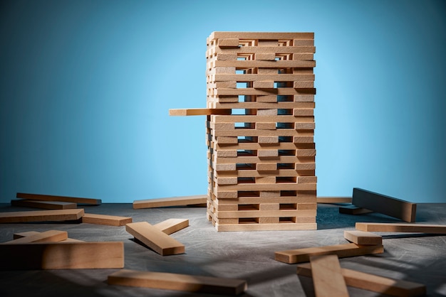 Gioco Jenga, una torre di blocchi di legno sul blu