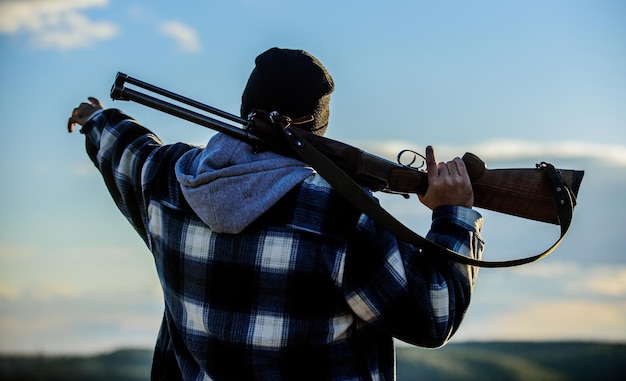 Gioco notato Uomo brutale non rasato guardiacaccia natura sfondo Permesso di caccia Caccia brutale hobby maschile Caccia e cattura stagioni Barbuto cacciatore serio trascorrere il tempo libero caccia Guarda lì