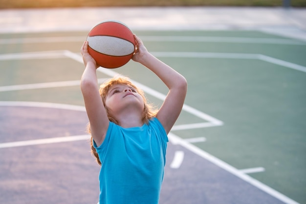 Gioco per bambini di basket ragazzino carino che tiene una palla da basket cercando di fare un punteggio