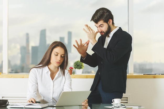 Giocoso uomo e donna che lavorano insieme