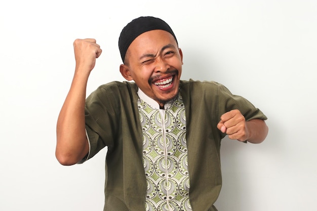 Gioia dopo il Ramadan Gesto di celebrazione dell'uomo indonesiano