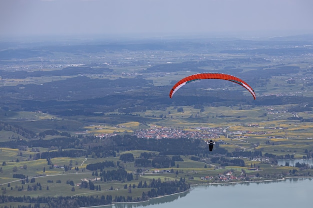 Gioia esilarante del parapendio nel cielo della natura