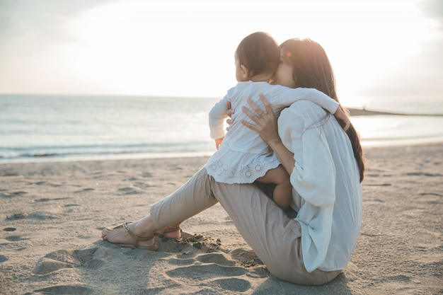 Gioia mamma e bambino al tramonto