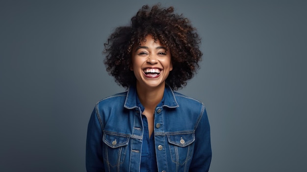 Gioia urbana in denim Una donna africana in una giacca jeans alla moda che irradia felicità contro uno spazio bianco