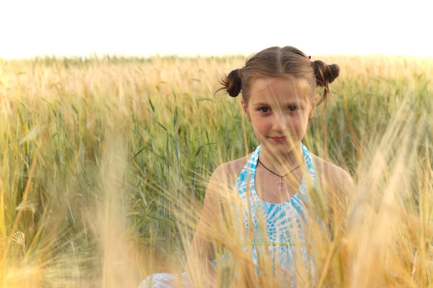 Gioie da ragazzina sul campo di grano