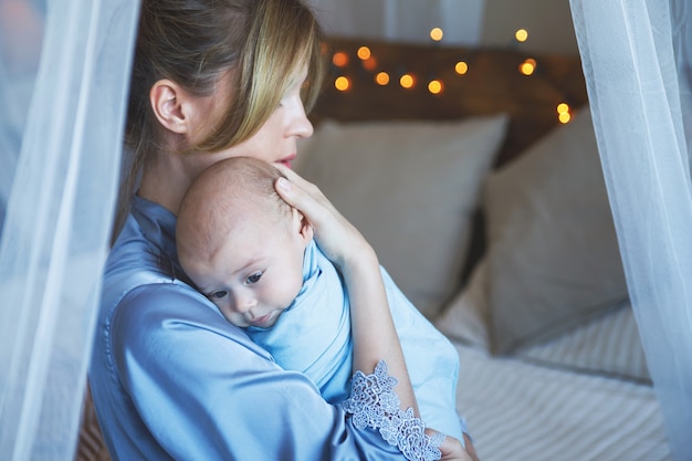 Gioie della maternità. Giovane bella madre e il suo piccolo bambino carino