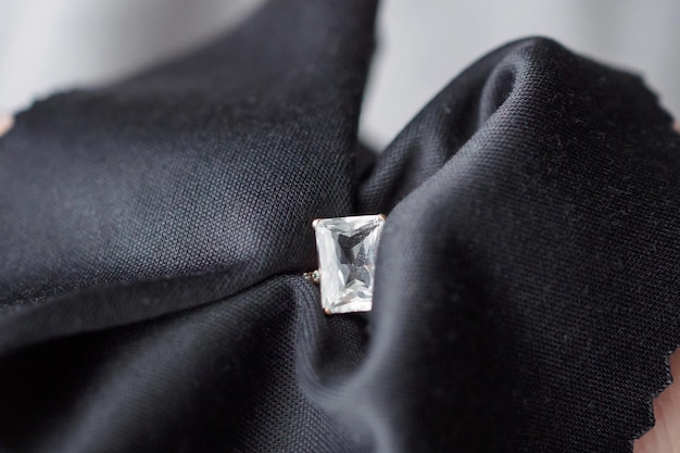 Gioielleria pulizia gioielli anello di diamanti con panno in tessuto