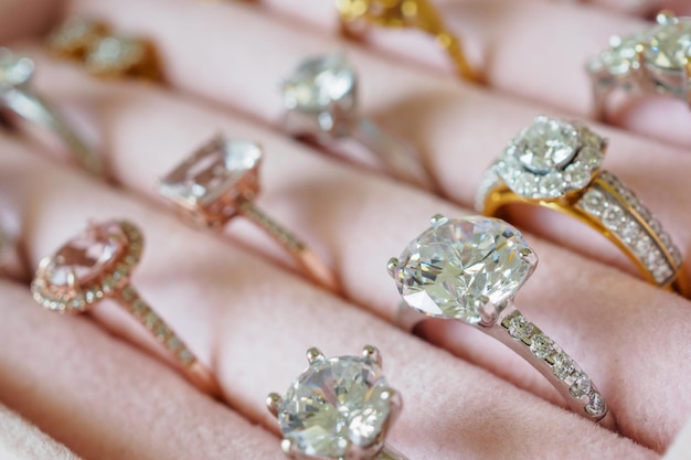 Gioielli anelli e orecchini di diamanti in scatola