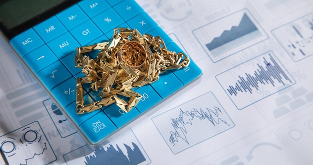 Gioielli d'oro sui grafici finanziari