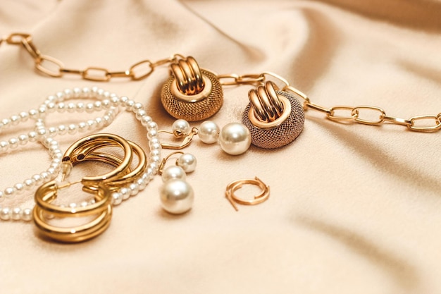 Gioielli da donna catena d'oro gioielli alla moda su uno sfondo di seta