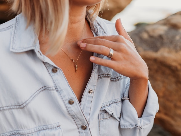 Gioielli in oro al collo di una giovane donna