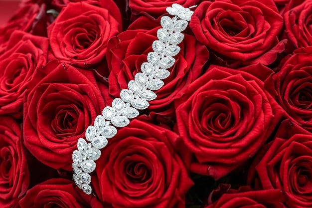 Gioielli in pietre preziose matrimonio moda e concetto di shopping di lusso braccialetto di diamanti di lusso e bouquet di...