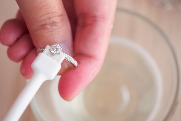 Gioielliere mano pulizia e lucidatura gioielli vintage anello di diamanti primo piano