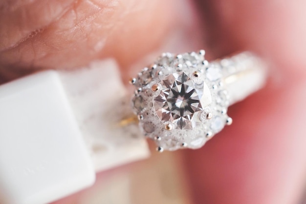 Gioielliere mano pulizia e lucidatura gioielli vintage anello diamantato macro closeup