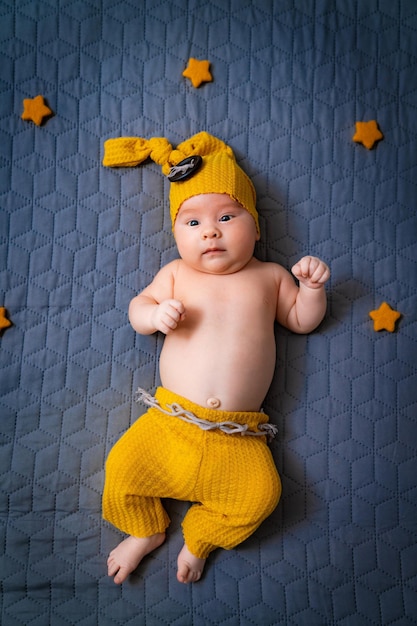 Gioiosa affascinante bella assistenza all'infanzia Pretty cute baby in panno giallo