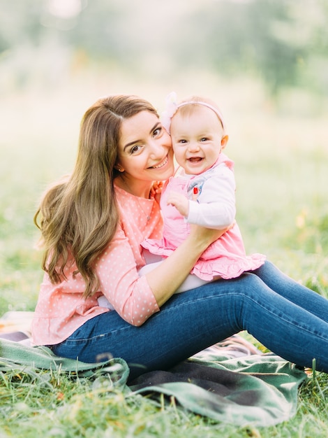 Gioiosa bambina in abito rosa e sua madre