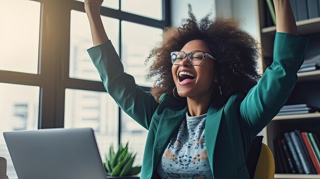 Gioiosa imprenditrice freelance afroamericana donna d'affari gesticolando con le mani gioendo per la vittoria mentre era seduto alla scrivania dopo aver lavorato finendo il progetto a casa Ai generativa