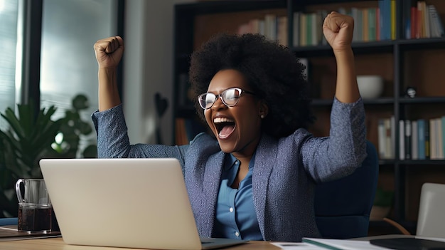 Gioiosa imprenditrice freelance afroamericana donna d'affari gesticolando con le mani gioendo per la vittoria mentre era seduto alla scrivania dopo aver lavorato finendo il progetto a casa Ai generativa