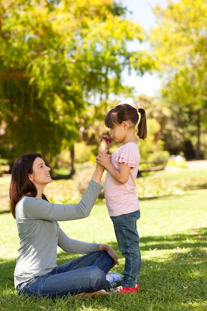 Gioiosa madre con sua figlia nel parco