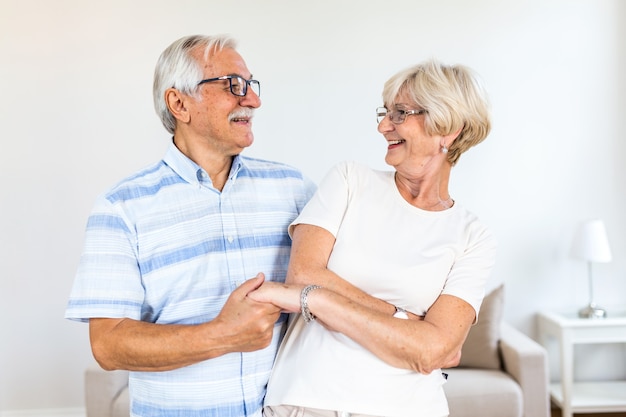 Gioioso attivo vecchio pensionato coppia romantica danzante