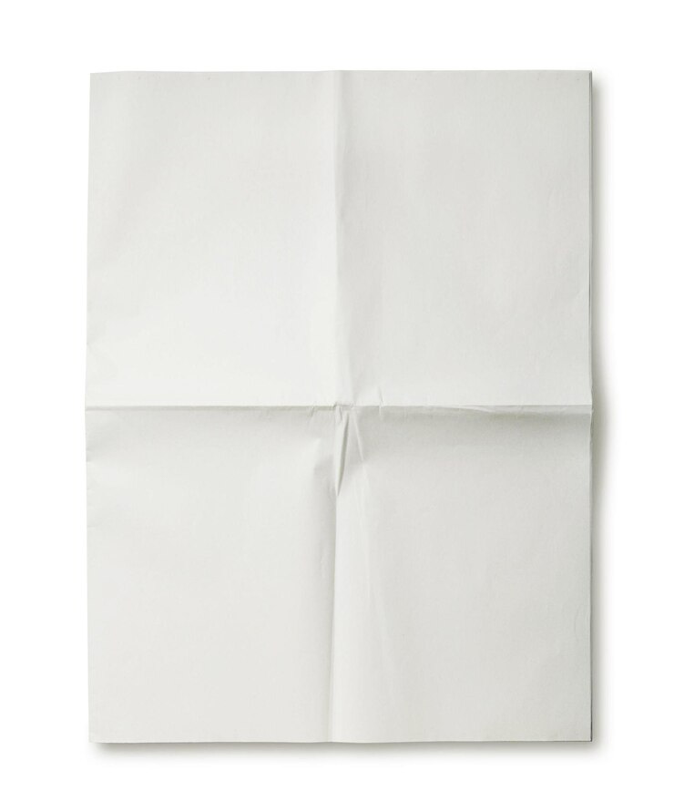 Giornale bianco su sfondo bianco