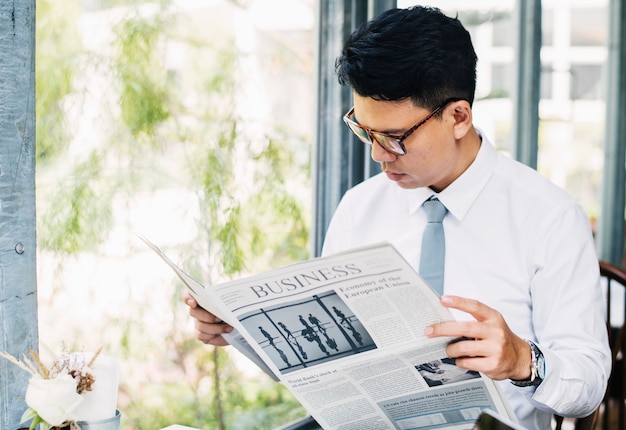 Giornale della lettura dell&#39;uomo d&#39;affari di mattina