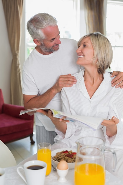 Giornale della lettura delle coppie mentre mangiando prima colazione