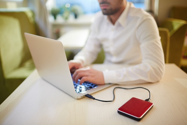 Giornalista avvolto nel lavoro