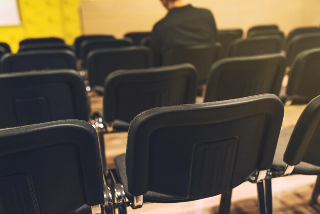 Giornalista irriconoscibile nella sala conferenze stampa.