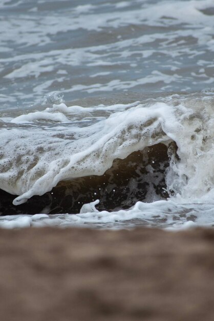 Giornata con le onde sulla spiaggia