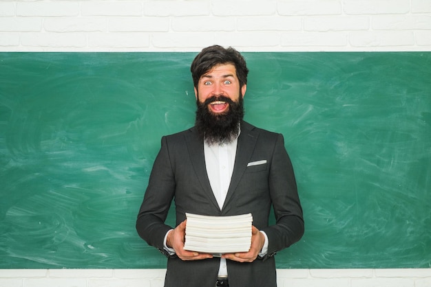 Giornata degli insegnanti Istruzione e apprendimento delle persone concetto femminile Insegnante vicino alla lavagna Concetto di scuola superiore spazio copia Giornata mondiale degli insegnanti Preparazione per l'esame al college