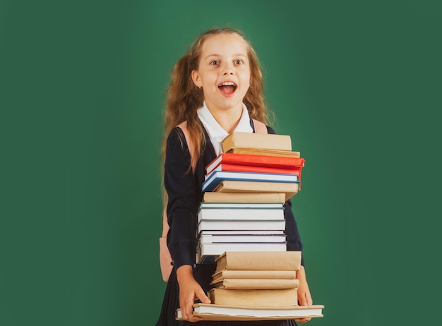 Giornata della conoscenza sorridente divertente scolaretta con zaino tenere libri sul bambino lavagna verde