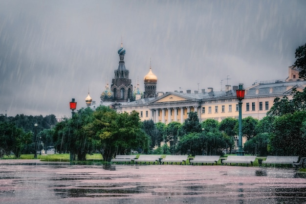 Giornata di pioggia con vista su San Pietroburgo. Concetto di cambiamento climatico.