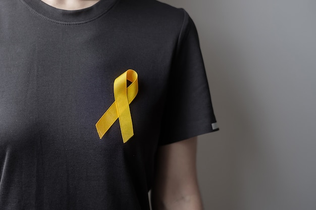 Giornata di prevenzione del suicidio, mese di sarcoma, sarcoma, osso, vescica e cancro infantile, nastro giallo per sostenere le persone che vivono e le malattie. bambini Concetto di assistenza sanitaria e giornata mondiale del cancro