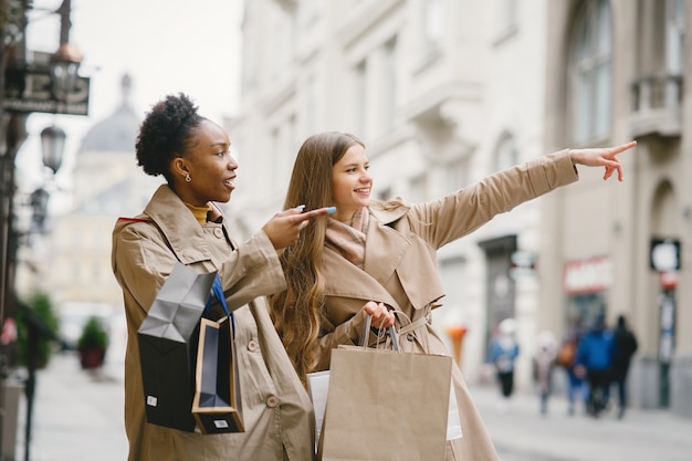 Giornata di shopping. Fidanzate internazionali. Donne in una città.