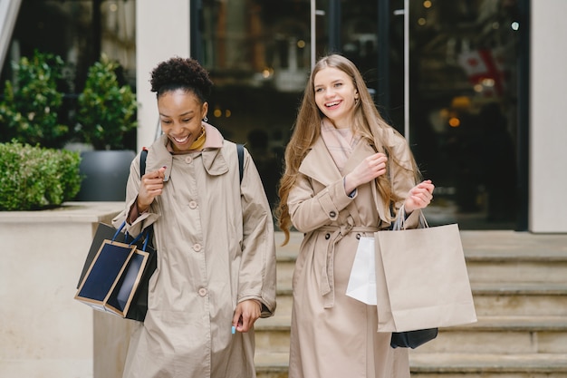 Giornata di shopping. Fidanzate internazionali. Donne in una città.