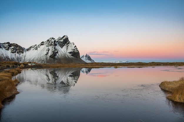 Giornata di sole autunnale in montagna Vestrahorn in Islanda